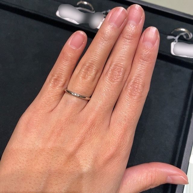 【ティファニー(Tiffany & Co.)の口コミ】 細みのデザインで、石が真ん中に３つ付いています。細いですが分厚さがあ…