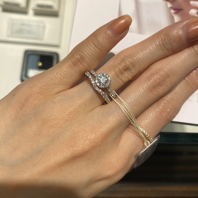 【Ponte Vecchio(ポンテヴェキオ)の口コミ】 お写真は0.3カラットですが、センターダイヤの周りをメレダイヤで囲まれて…