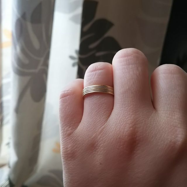 【HELIOS(ヘリオス)の口コミ】 主人も私もゴールドのアクセサリーが大好きで、結婚指輪もゴールドにしよ…