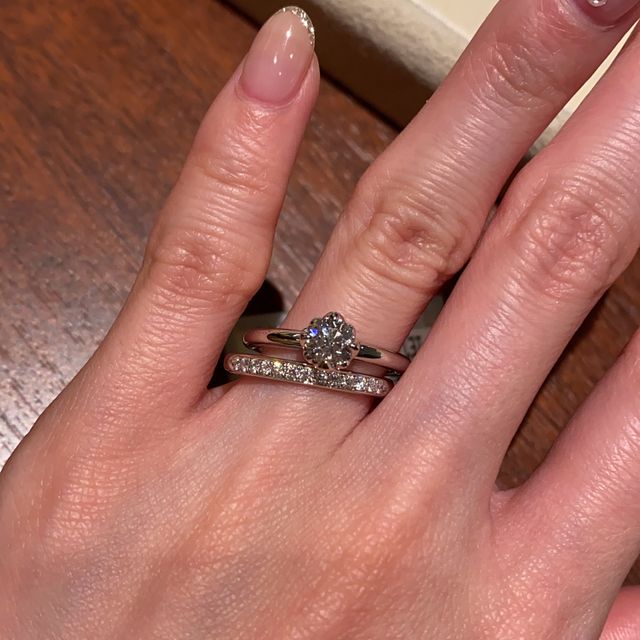 【ギンザタナカブライダル(GINZA TANAKA BRIDAL)の口コミ】 日本の老舗ブランドでは珍しいお花のデザインが可愛かったです。センター…