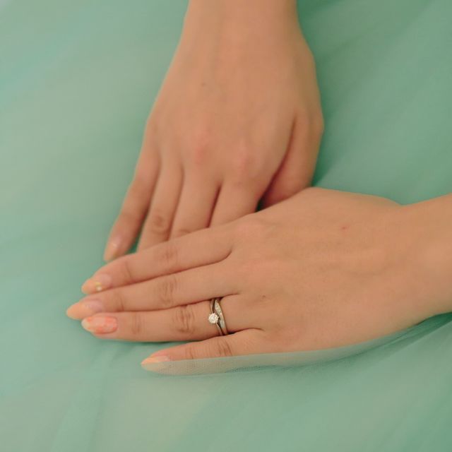 【銀座ダイヤモンドシライシの口コミ】 デザインはウェーブで、メレダイヤが5粒入っています。
素材はプラチナ950…