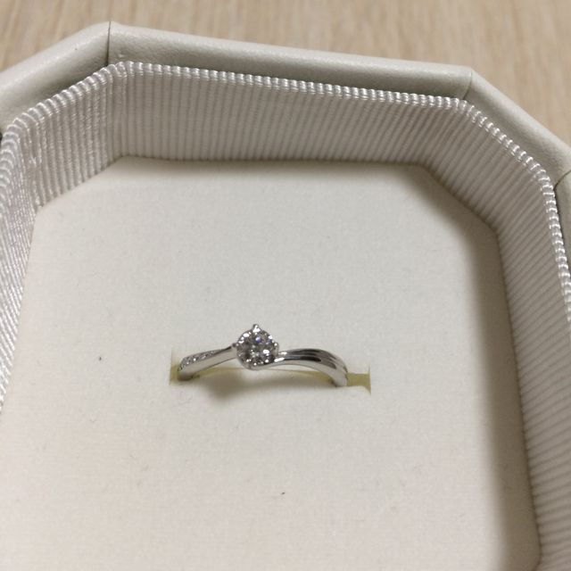 【4℃ BRIDAL(ヨンドシーブライダル)の口コミ】  ダイヤモンドが良かったので、中央にダイヤモンドが一つ。それからねじれ…