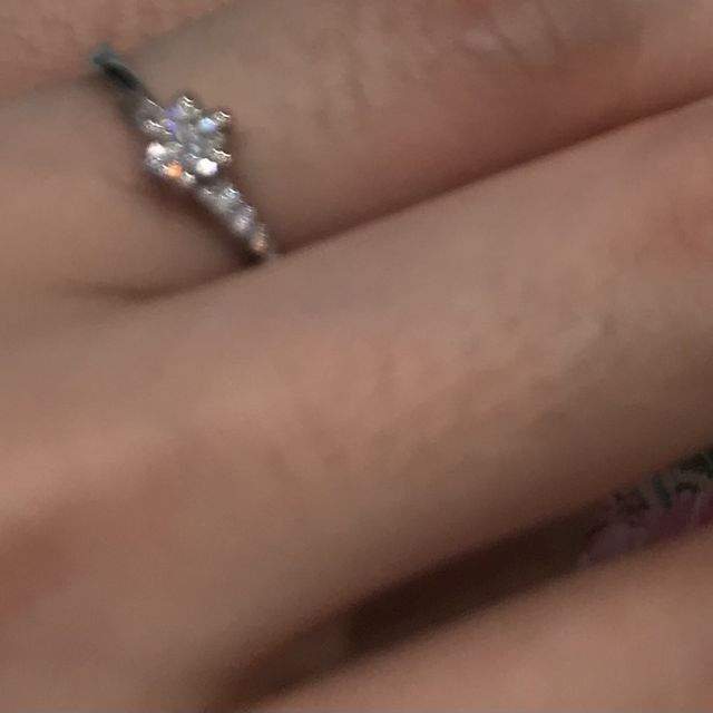 【サマンサシルヴァブライダルの口コミ】 真ん中に綺麗でかわいいダイヤモンドがついており、心から一目惚れに近い…