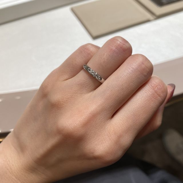 【MIKIMOTO(ミキモト)の口コミ】 ダイヤモンドの輝きが他に比べて圧倒的に美しいと感じました。つけた時の…