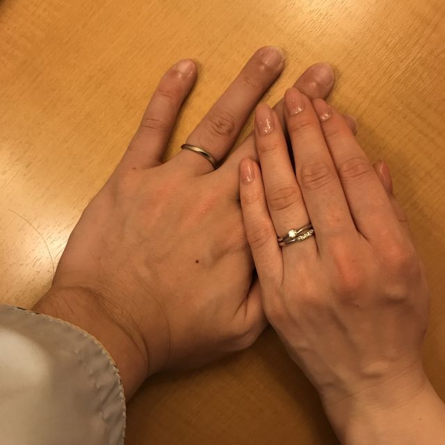 【銀座ダイヤモンドシライシの口コミ】 婚約指輪と相性の良いものを探していました。
横の角度からも光が入るダイ…