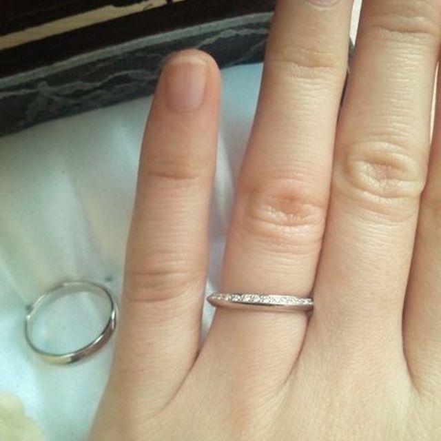 【アイプリモ(I-PRIMO)の口コミ】 婚約指輪は不要と思っていたので、シンプルながら少しダイヤがあしらわれ…