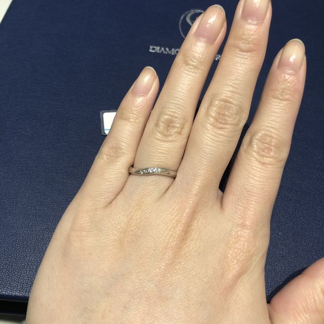 【銀座ダイヤモンドシライシの口コミ】 シンプルで王道なデザインがありました。カタログを見て、ウェーブやスト…