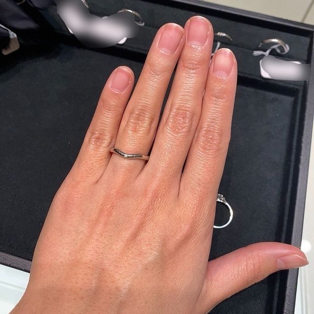 【ティファニー(Tiffany & Co.)の口コミ】 デザインは軽くVラインになっています。素材はプラチナです。くるっと裏に…