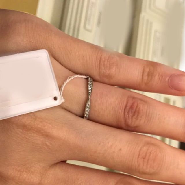 【Mariage ent(マリアージュエント)の口コミ】 シンプルなストレートラインが中央に集まるようなフォルムが個性的なリン…