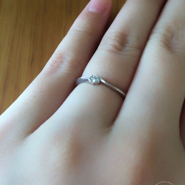 【4℃ BRIDAL(ヨンドシーブライダル)の口コミ】 邪魔にならないほどのストーンの大きさでどこかに当たっても痛くないので…
