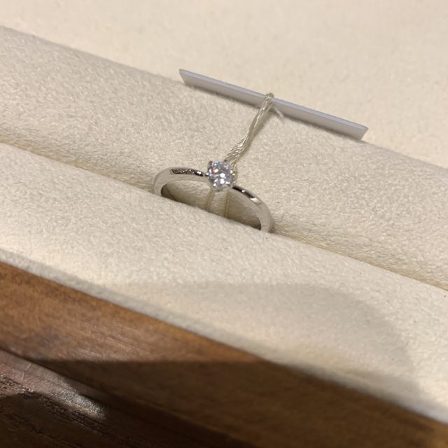 【TRECENTI(トレセンテ)の口コミ】 婚約指輪はシンプルでダイヤモンドが一つだけついたものが良いと思ってデ…