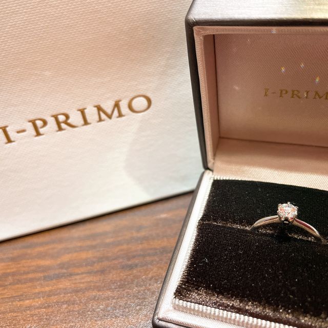 【アイプリモ(I-PRIMO)の口コミ】 まずはリングの形に悩みました。その中でも華奢でシンプルなものを選びま…