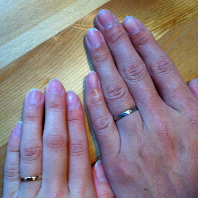 【輝彩(きさい)の口コミ】 男性用はツヤ消しで、スーツにも私服にも馴染む所が良いです。女性用はピ…