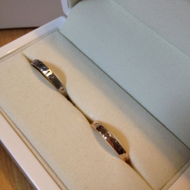 【輝彩(きさい)の口コミ】 男性用はツヤ消しで、スーツにも私服にも馴染む所が良いです。女性用はピ…