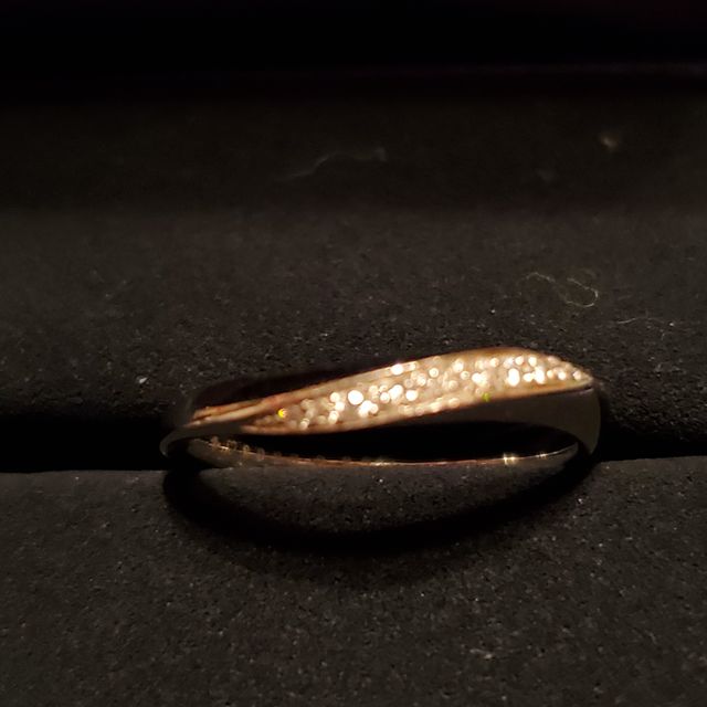 【4℃ BRIDAL(ヨンドシーブライダル)の口コミ】 デザイン、価格。
太くて短めの指にはウエーブ型が長く見えるとアドバイス…