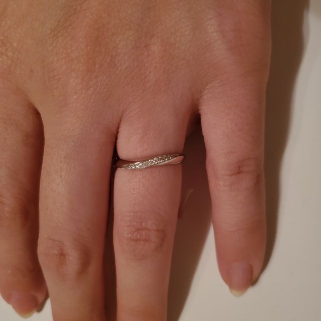 【4℃ BRIDAL(ヨンドシーブライダル)の口コミ】 デザイン、価格。
太くて短めの指にはウエーブ型が長く見えるとアドバイス…