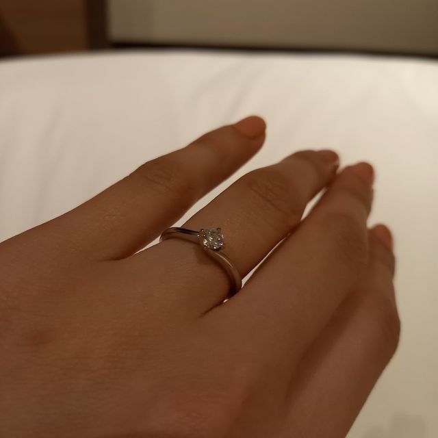 【ラザール ダイヤモンド(LAZARE DIAMOND)の口コミ】 ウェーブのリングが好みの彼女のため、いろいろと指輪を見ました。ミスト…