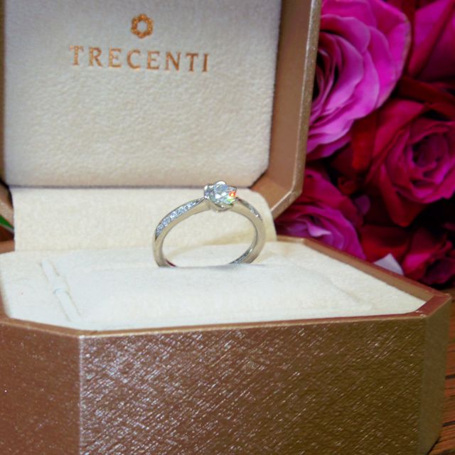 【TRECENTI(トレセンテ)の口コミ】 フローラのデザインが1番華やかでダイヤを引き立てていました。お店の照明…