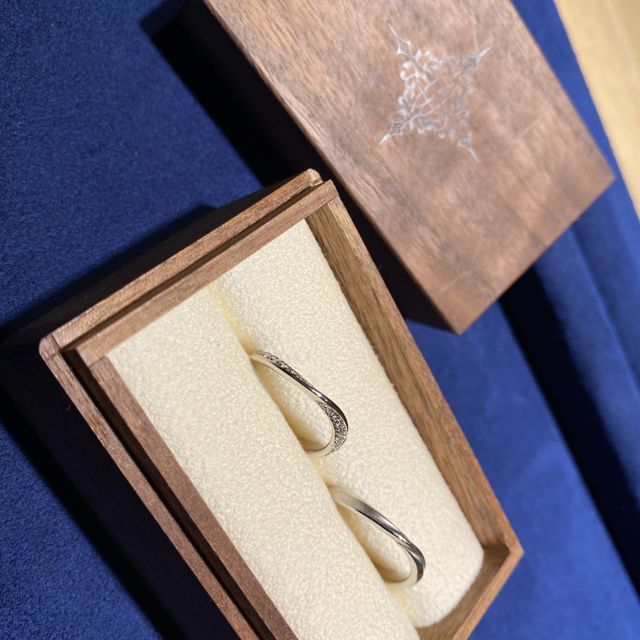 【PORTADA(ポルターダ)の口コミ】 ウェーブ型のデザインで、奥さんの指輪のダイアモンドが際立つものを探し…