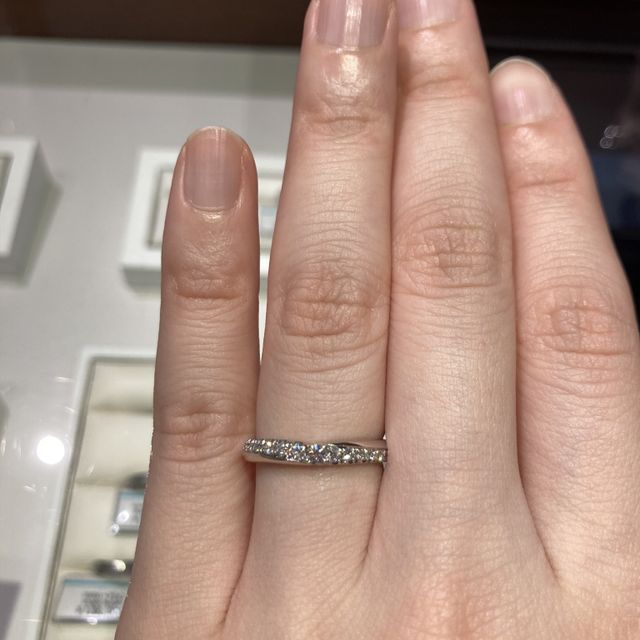 【銀座ダイヤモンドシライシの口コミ】 プラチナとダイヤモンド、どちらの良さも出るデザインです。
エタニティリ…