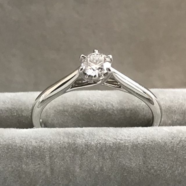 【銀座ダイヤモンドシライシの口コミ】 ダイヤモンドとリングを選ぶシステムだったので
その二つについて書きます…