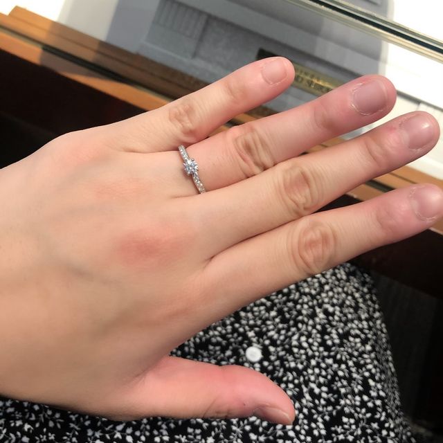 【銀座ダイヤモンドシライシの口コミ】 ストレートを希望しました。ダイヤのサイドにラインが付いているものとそ…