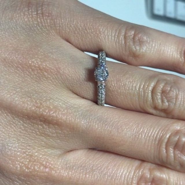 【BRILLIANCE+(ブリリアンスプラス)の口コミ】 非常に華やかなデザインであり存在感があります。ダイヤモンドの質に関し…