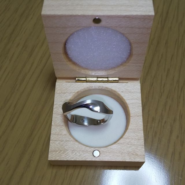 【SORA(ソラ)の口コミ】 幾何学的なデザインが気に入ったのでこの指輪に決めました。プラチナで作…