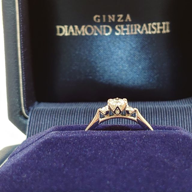 【銀座ダイヤモンドシライシの口コミ】 メレダイヤとセンターダイヤモンドでより輝いて見えます。
ストレートライ…