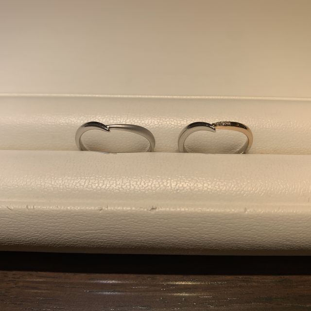 【Candle(キャンドル)の口コミ】 人と被らない少し変わったデザインの指輪で、2人が気にいる物だったから。…