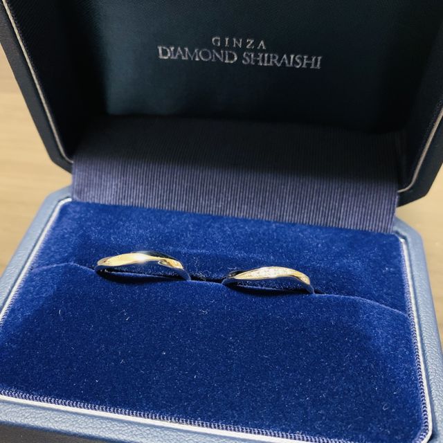 【銀座ダイヤモンドシライシの口コミ】 手が綺麗に見えるウェーブ型にしました。
婚約指輪単体でも煌びやかで、重…