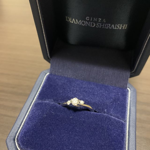 【銀座ダイヤモンドシライシの口コミ】 手が綺麗に見えるウェーブ型にしました。
婚約指輪単体でも煌びやかで、重…