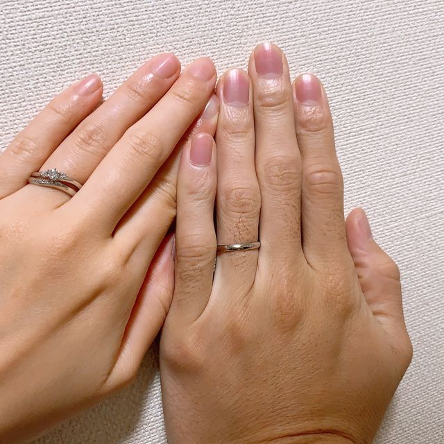 【銀座ダイヤモンドシライシの口コミ】 手が綺麗に見えるウェーブ型にしました。
婚約指輪単体でも煌びやかで、重…