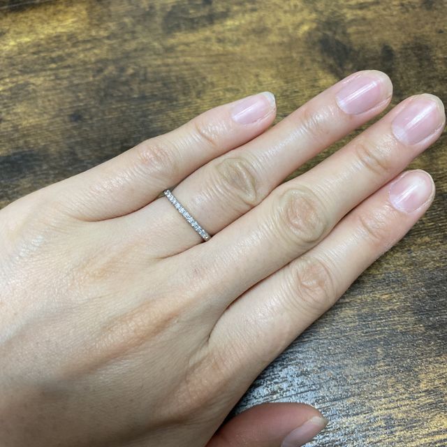 【銀座ダイヤモンドシライシの口コミ】 指輪のデザインは細めタイプでダイヤモンドが沢山ついています。ダイヤモ…