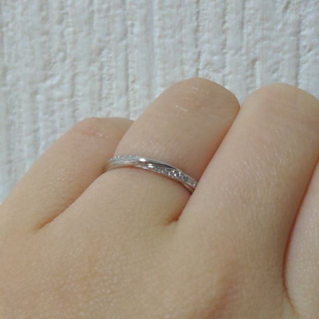 【銀座ダイヤモンドシライシの口コミ】 事務仕事なので、仕事中にチラッと指輪を見るときは右斜めの角度から見る…