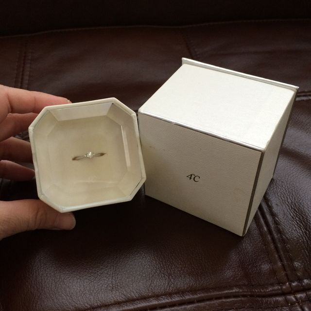 【4℃ BRIDAL(ヨンドシーブライダル)の口コミ】 主人からサプライズで貰った婚約指輪です。
主張しずぎない丁度いいサイズ…