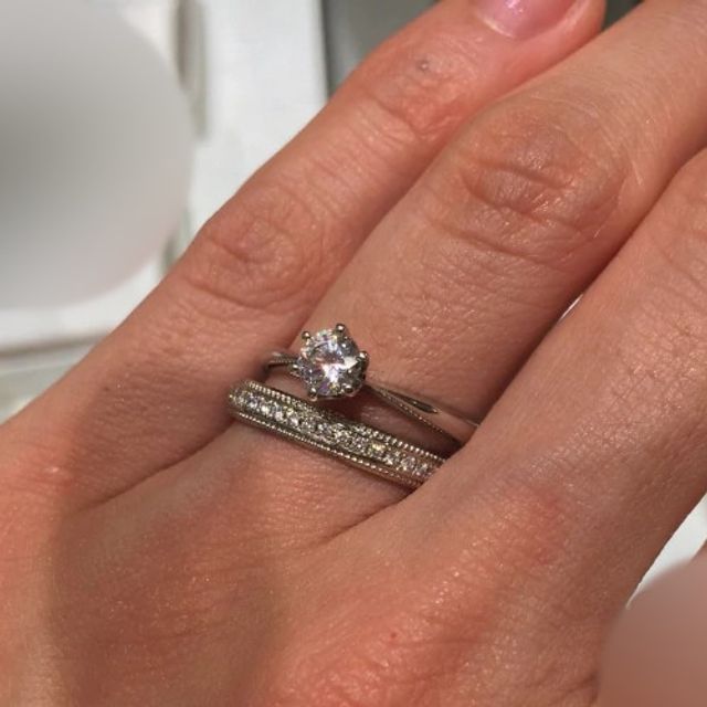 【GALA JEWELRY(ガラジュエリー)の口コミ】 豊富なリングデザインの中からセットで着けた際の印象を重視して選びまし…