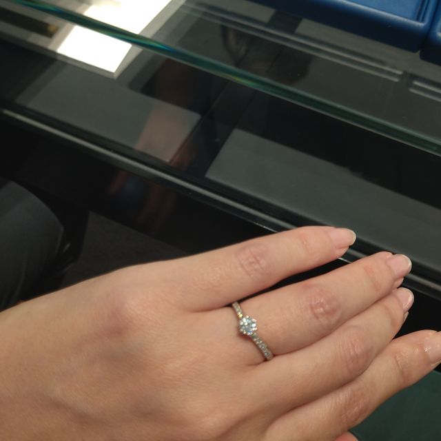 【銀座ダイヤモンドシライシの口コミ】 デザインがとても素敵でした。
Vラインのため指が長くきれいに見えるデザ…