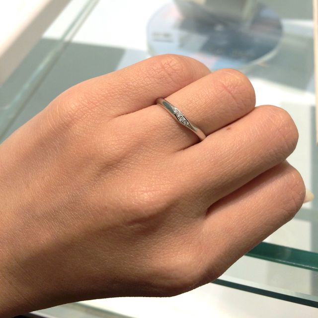 【CAFERING(カフェリング)の口コミ】 細身で流れるようにメレダイヤが入った理想のデザインだった為。
派手過ぎ…