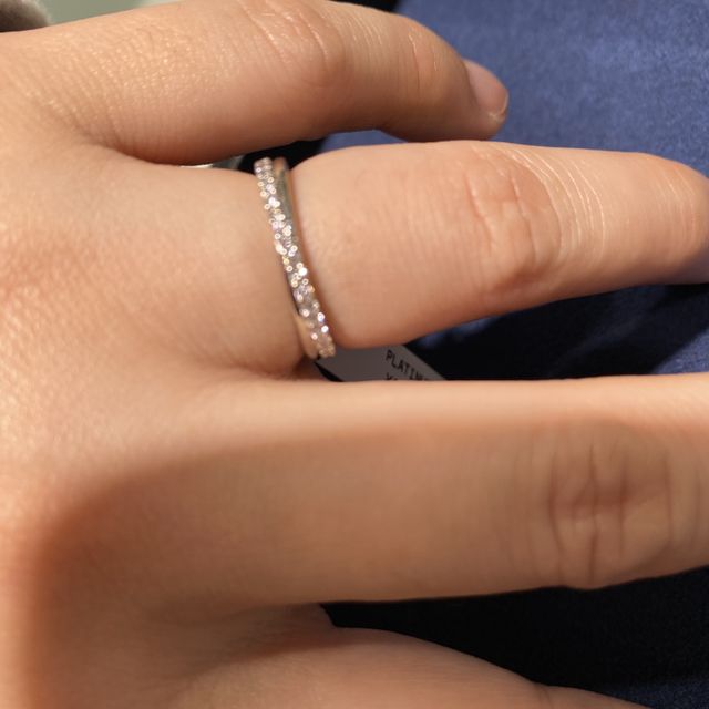【4℃ BRIDAL(ヨンドシーブライダル)の口コミ】 直線のリングですが斜めに石が入っていてとても指が綺麗に見えるデザイン…