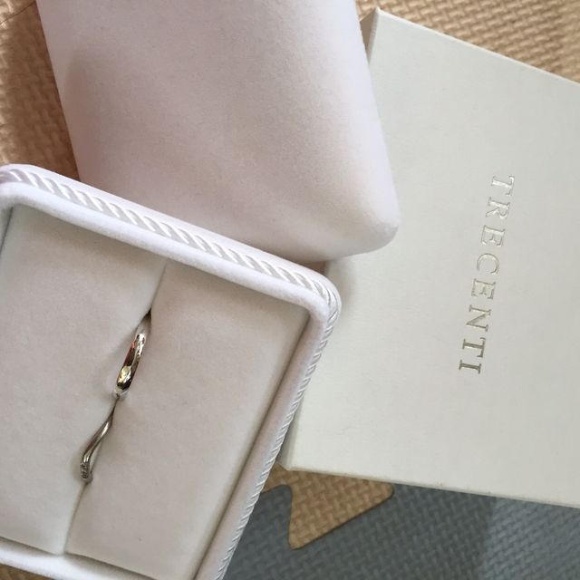 【TRECENTI(トレセンテ)の口コミ】 V字でダイヤが３連のこちらの指輪に一目惚れ。でも、ピンクダイヤの指輪が…
