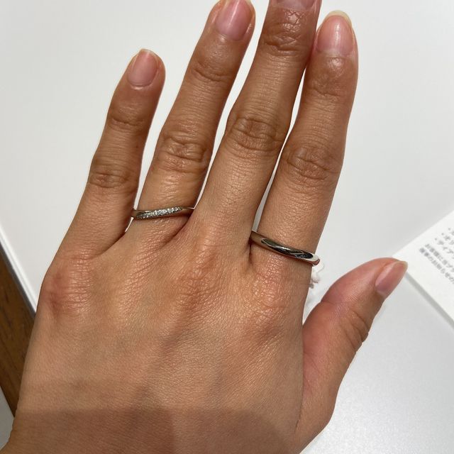 【4℃ BRIDAL(ヨンドシーブライダル)の口コミ】 緩やかなウェーブと、派手すぎないダイヤの量がすごく可愛いです。写真で…