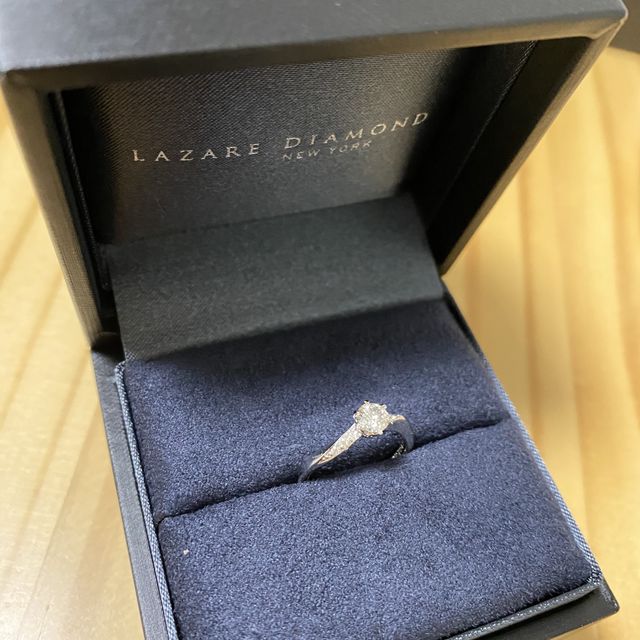 【ラザール ダイヤモンド(LAZARE DIAMOND)の口コミ】 細身であり、着け心地がよく、流れるようなウェーブラインにメレダイヤが…