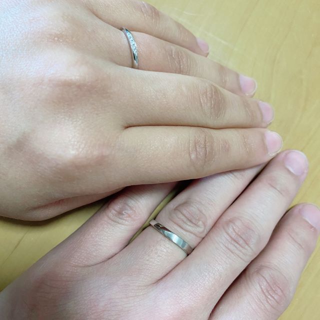 【RosettE(ロゼット)の口コミ】 女性の細めデザインと、男性の表面のマット加工が、気に入りました！
細め…