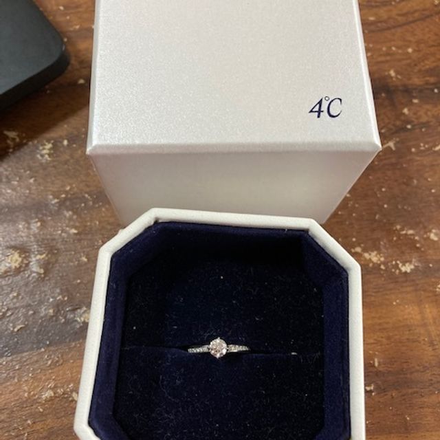 【4℃ BRIDAL(ヨンドシーブライダル)の口コミ】 　サプライズプレゼントでいただきましたので、自分で決めた訳ではないで…