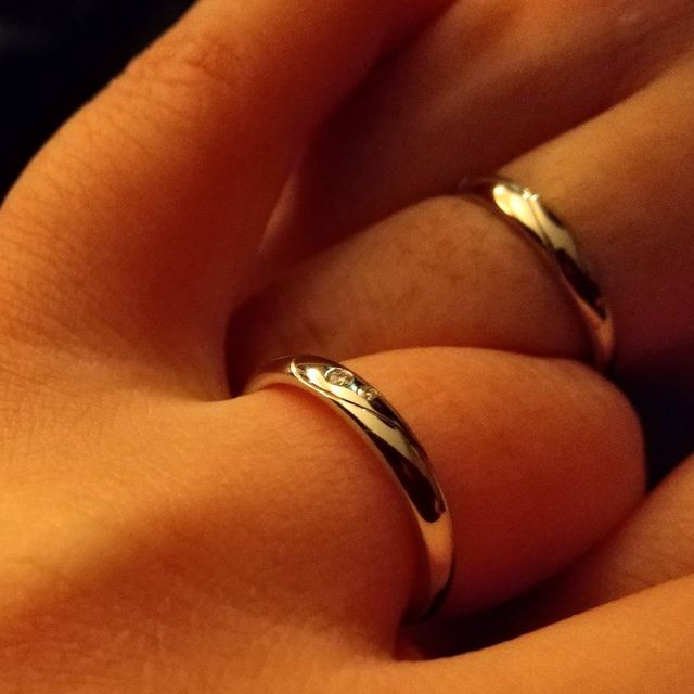 【4℃ BRIDAL(ヨンドシーブライダル)の口コミ】 まずプラチナでこの価格は妥当だと思いました。指輪を近づけあうと、ハー…