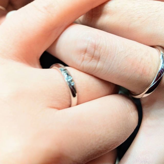 【4℃ BRIDAL(ヨンドシーブライダル)の口コミ】 まずプラチナでこの価格は妥当だと思いました。指輪を近づけあうと、ハー…