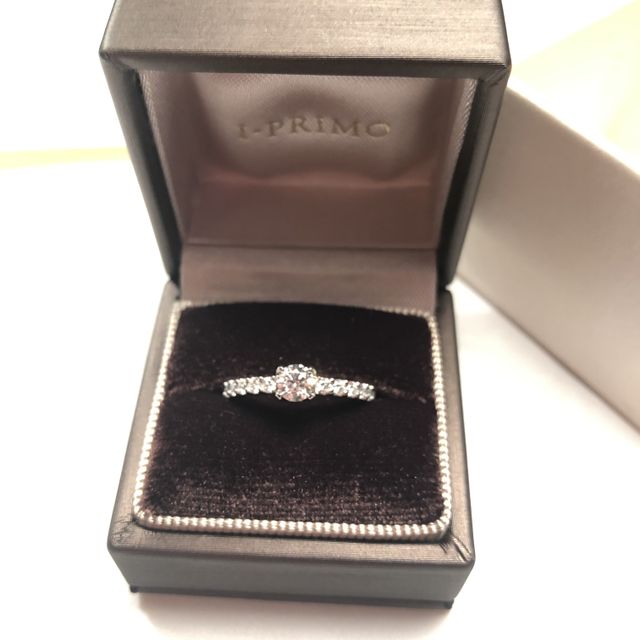 【アイプリモ(I-PRIMO)の口コミ】 プロポーズで彼から頂きました。
私の友達にもデザインを聞いてくれて
と…