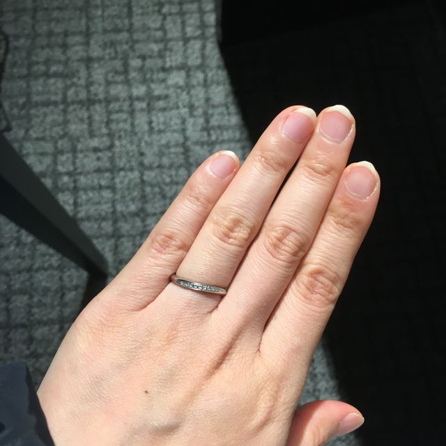【エクセルコダイヤモンド(EXELCO DIAMOND)の口コミ】 試着させていただいた指輪は素材がプラチナで、メレダイヤが指輪の半分に…