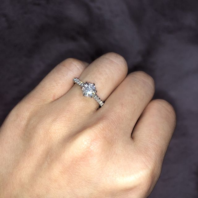 【銀座ダイヤモンドシライシの口コミ】 カラットと値段です。予算に近いものを提案してくださり、ダイヤの大きさ…